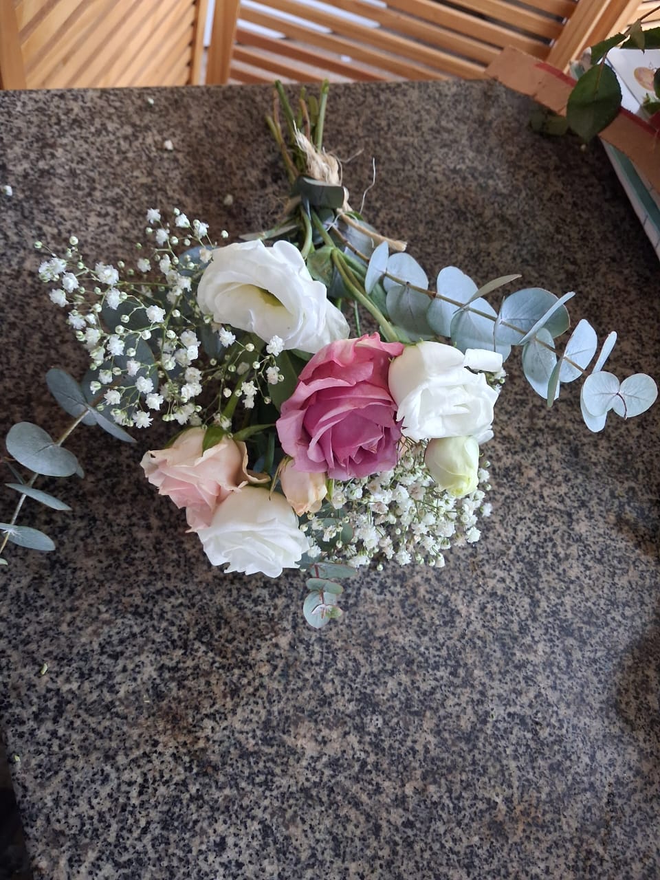 Rosas, Lisianthus e Eucalipto